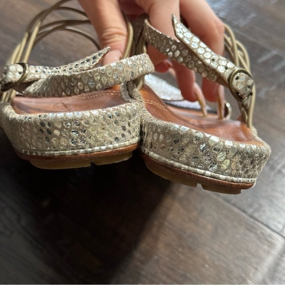 L’Amour Des Pieds Gold Silver Snake Print Leather Sandals Size 7.5 Women - Picture 6 of 11